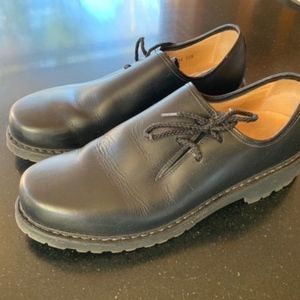 Men’s black side-laced casual shoes.